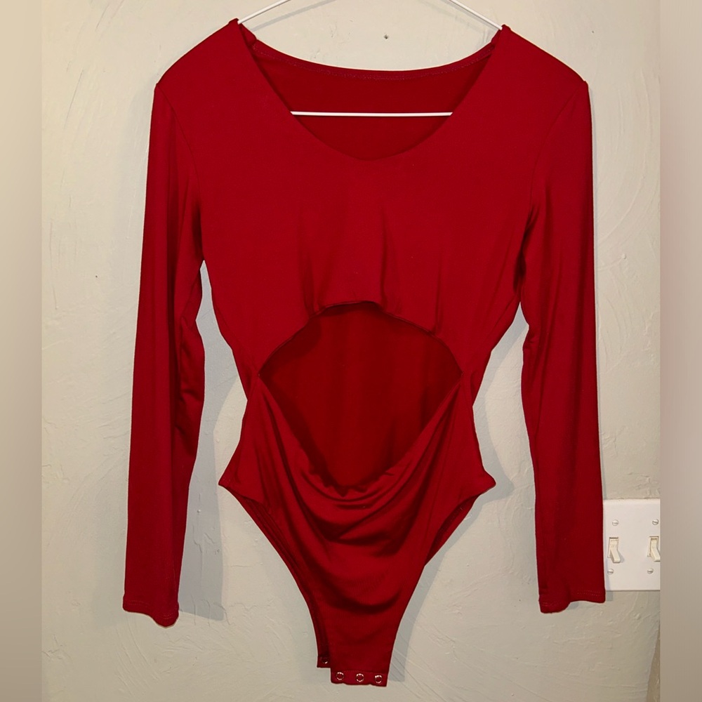 Vestido’s long sleeve red bodysuit with cut out